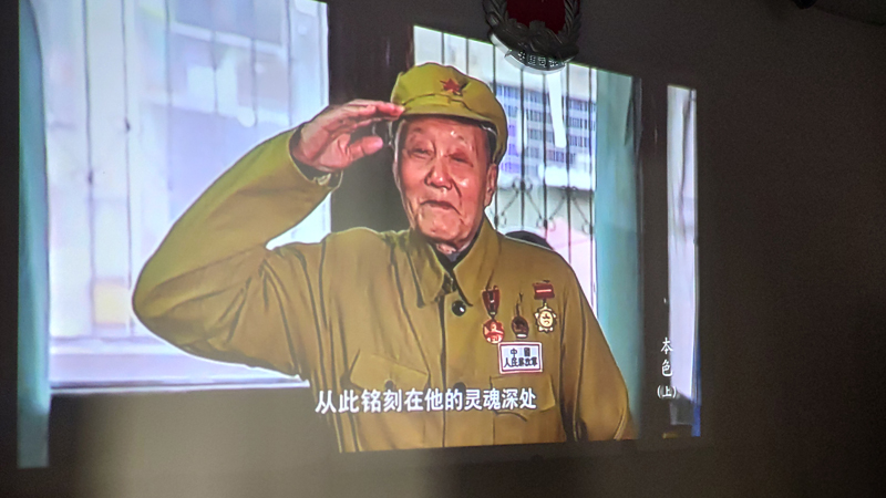 组织观看张富清纪录片5.jpg