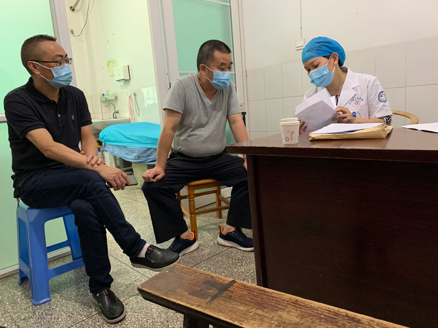 走访相片.jpg 走访相片.jpg