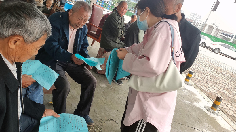 向老年人发放宣传资料2.jpg