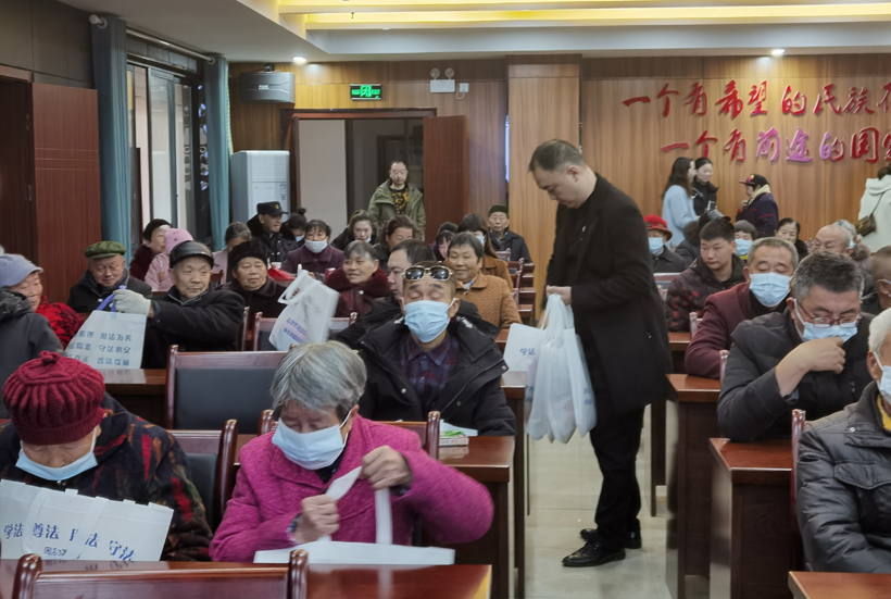 发放宣传用品1.jpg