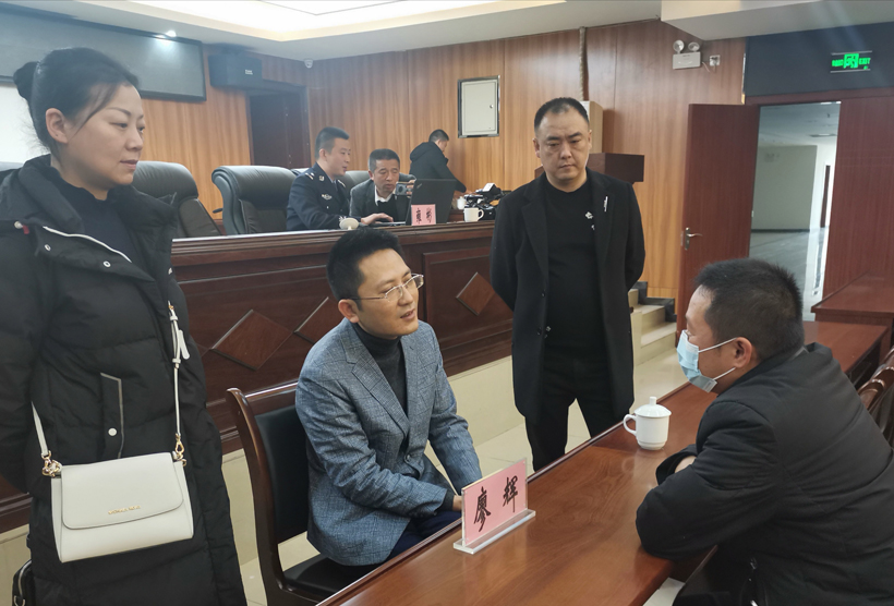 廖辉解答群众问题.jpg