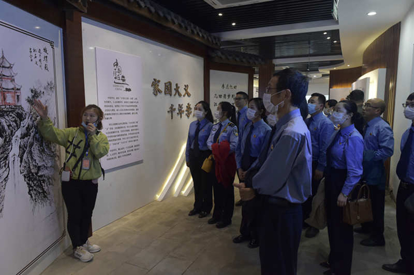 参观李庄廉政教育基地_副本.jpg 参观李庄廉政教育基地_副本.jpg