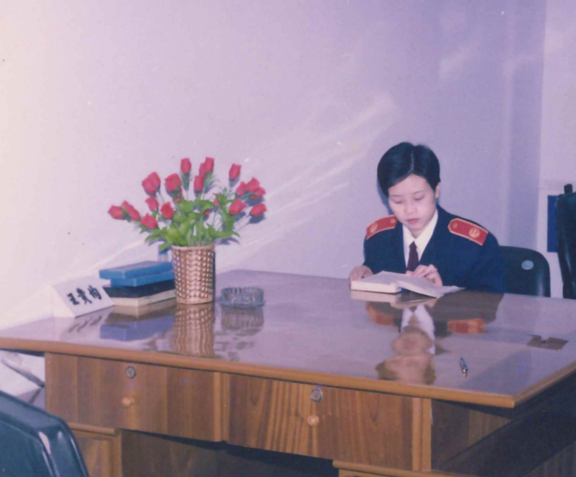 图片①：初进法院工作的练小玲.jpg